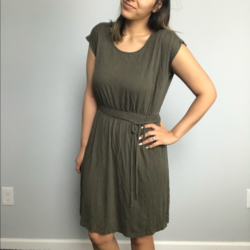 The perfect LOFT spring olive dress 💥